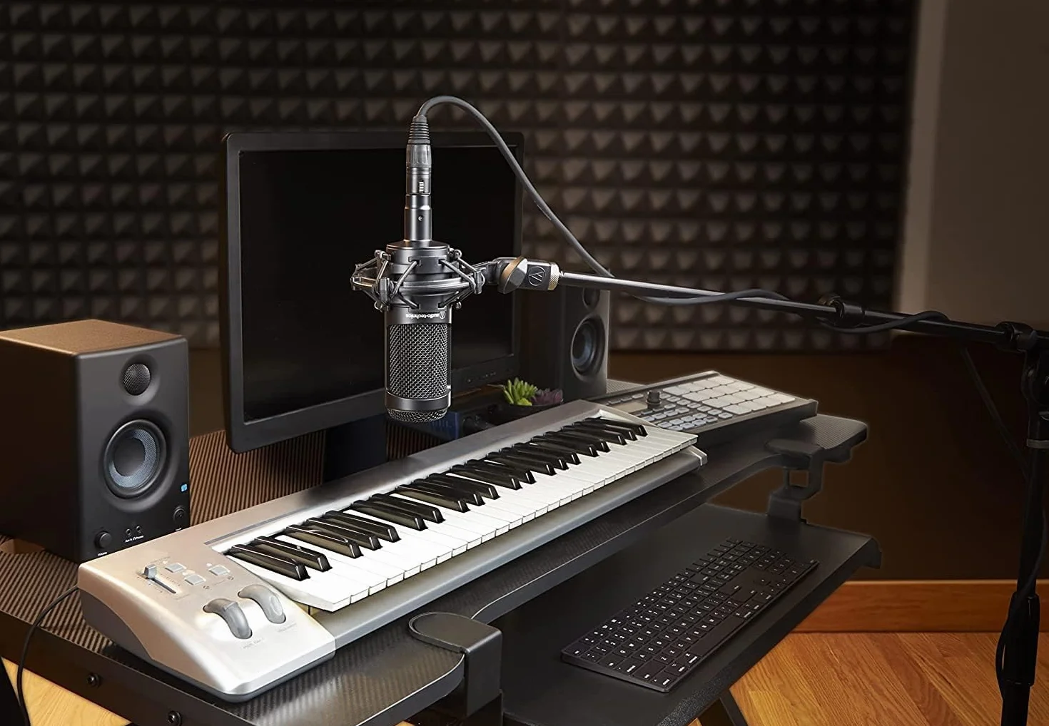 Audio-Technica AT2035 Microfono a condensatore cardioide per la registrazione audio domestica, progetti musicali e sonori, applicazioni in studio professionale e spettacoli dal vivo.
