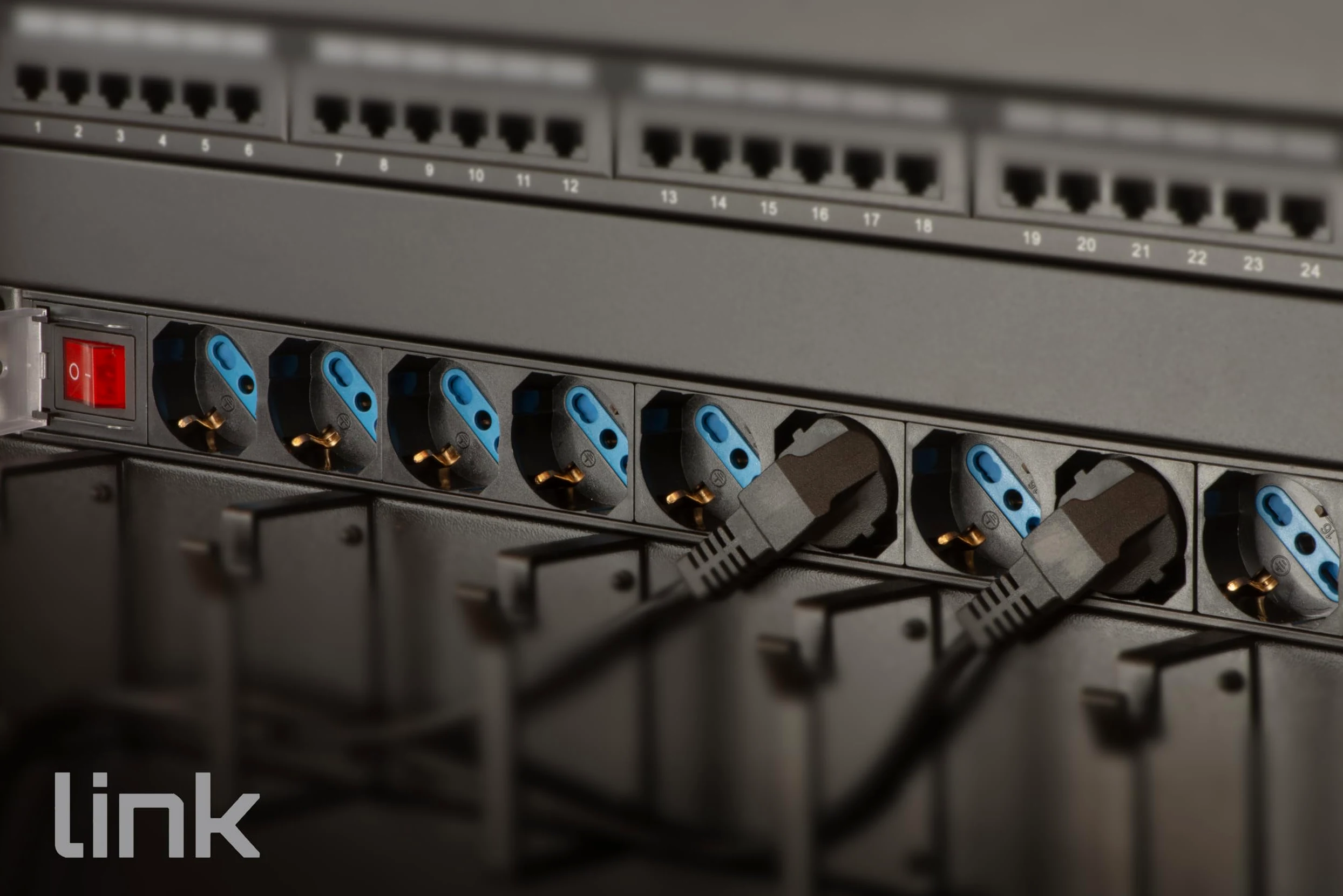 Link multipresa da rack 19" LK10053 con 9 prese universali con interruttore, spina ita. 16A sez. cavo 1,5mm lunghezza 1,75m metallo capacità 3,5KW dimensioni 48,5x4,5x4,5. Alette reversibili.