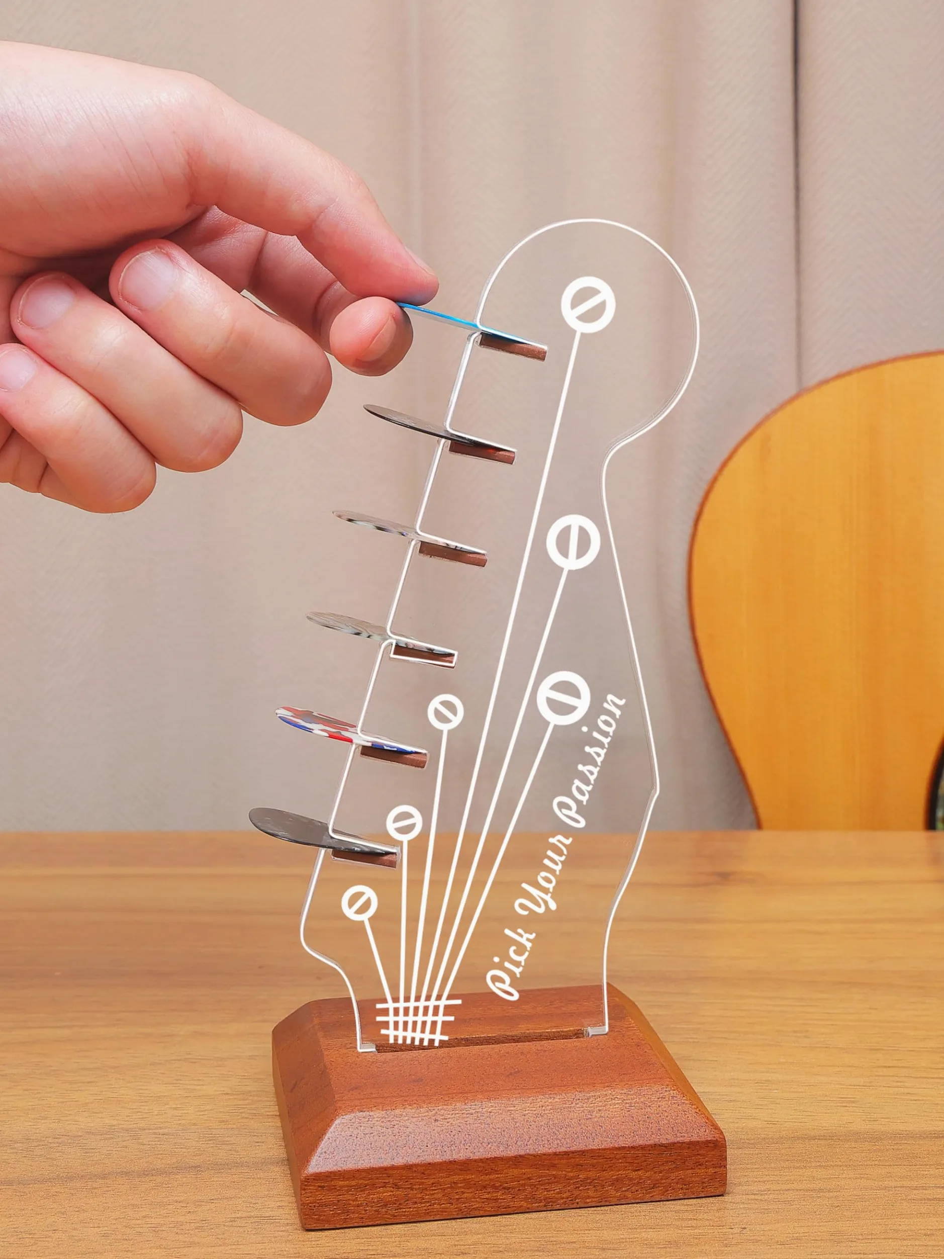 CoolGift Mart Light Up Guitar Pick Holder, acrilico Electric Guitar Headstock a forma di testine di chitarra a Base di legno per la memorizzazione e lo schermo dei plettri, Guitar Accessories Gift