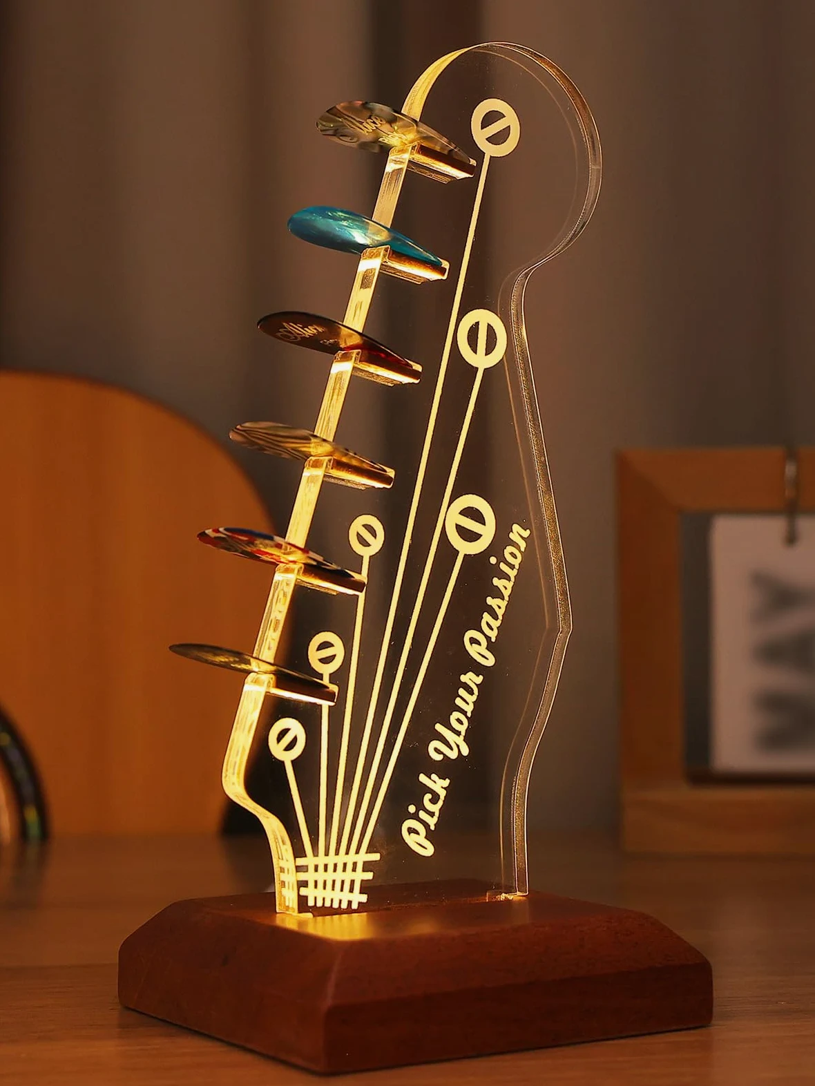 CoolGift Mart Light Up Guitar Pick Holder, acrilico Electric Guitar Headstock a forma di testine di chitarra a Base di legno per la memorizzazione e lo schermo dei plettri, Guitar Accessories Gift