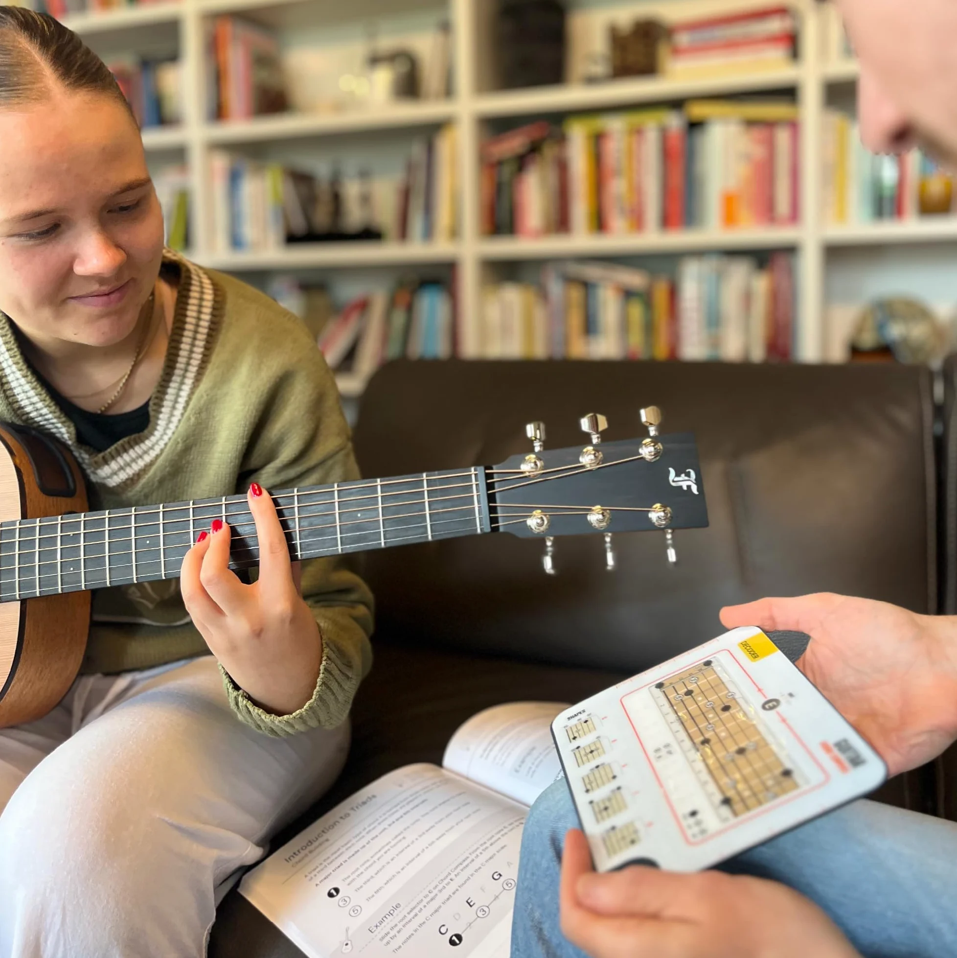 Bussola per Accordi di Chitarra Scorrevole e Libro - Impara il Sistema CAGED, Costruisci 1000+ Accordi in Qualsiasi Chiave, Strumento di Decodifica Visiva del Tastiera e Libro di Teoria - Per