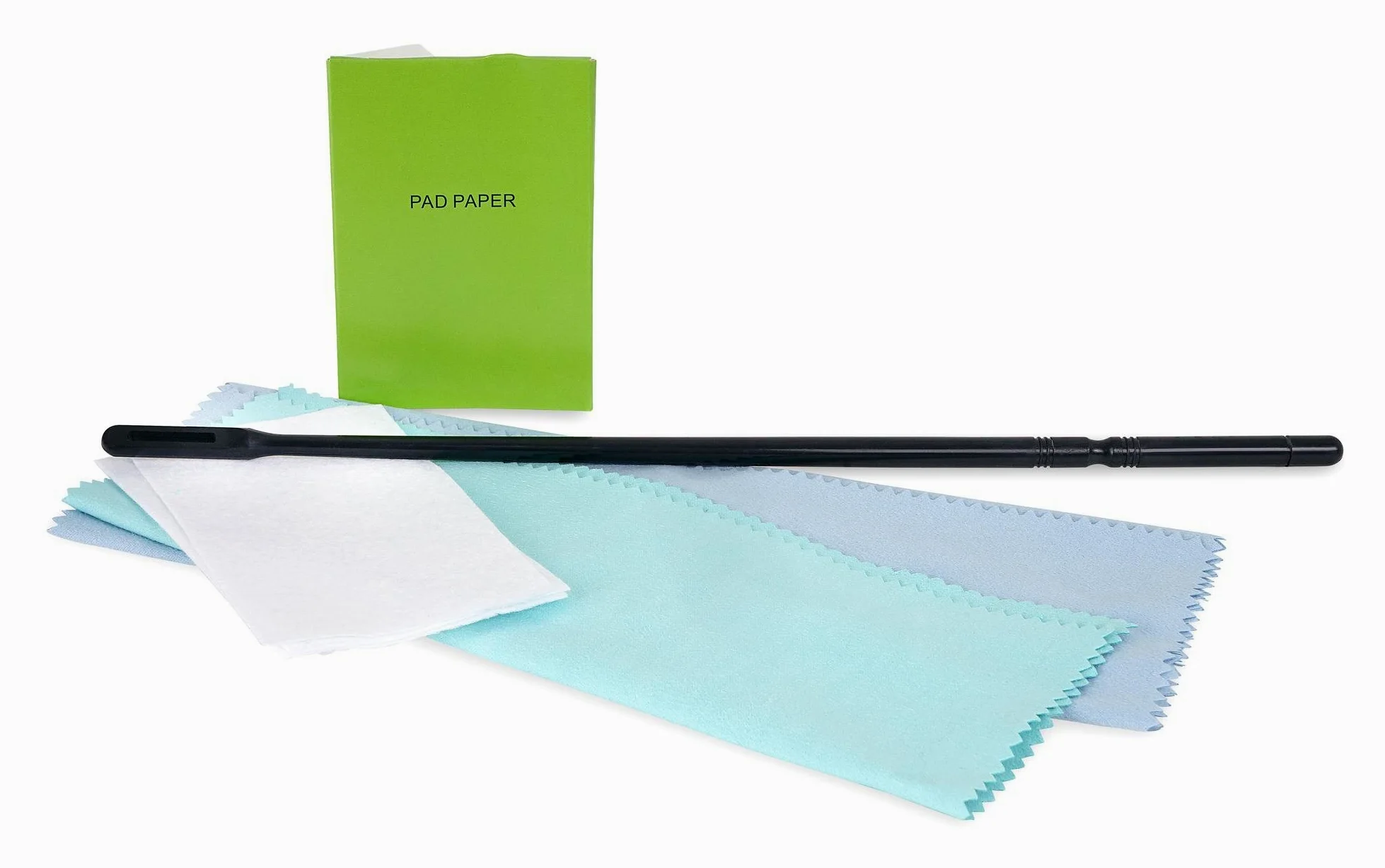 Set Di Pulizia Classic Cantabile per Flauto Traverso: bastone, 3 panni pulizia, panno passante, panno lucidante e pad papers per pulizia interna ed esterna dello strumento.