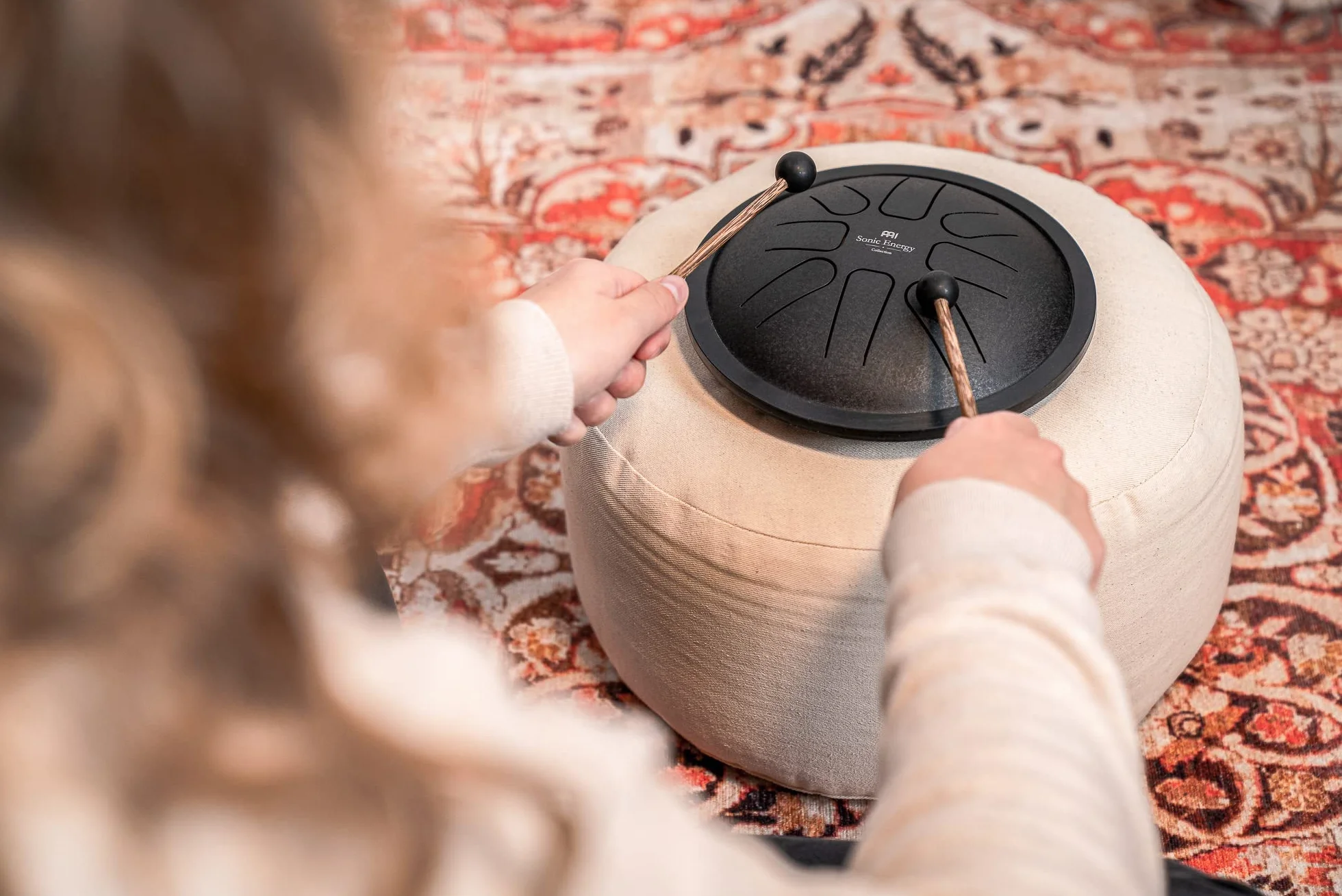Sonic Energy Steel Tongue Drum – Small Tank Drum da 7 Pollici in F Minore – Strumento in Acciaio Inossidabile per Meditazione, Yoga, Bambini - Include Mallet e Borsa (SSTD1BK)