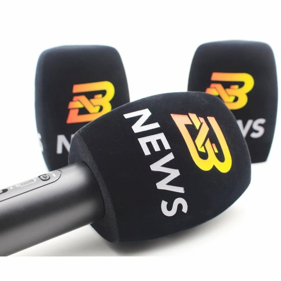 2 Pezzi Logo personalizzato su microfono in schiuma antivento copertura in schiuma per microfono parabrezza con logo stampato per interviste TV, trasmissioni, radio stazioni microfoni (nero)