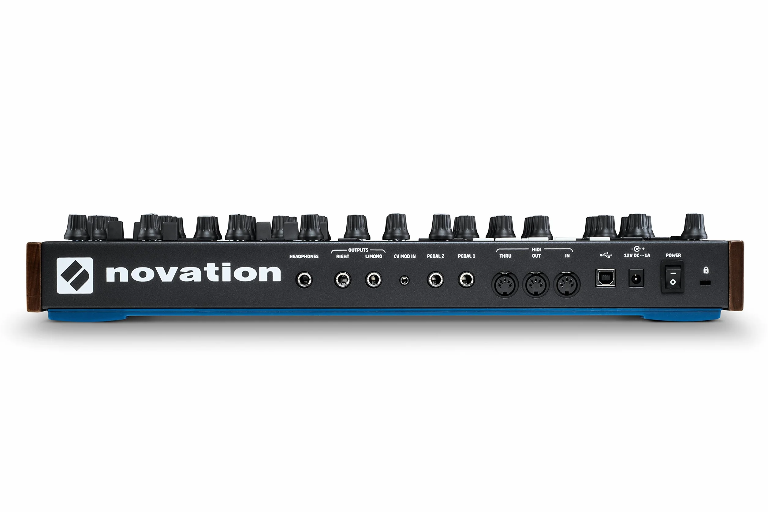 Peak di Novation, sintetizzatore polifonico senza tastiera ad otto voci con due LFO per voce, matrice di modulazione a 16 posizioni, tre punti di distorsione analogica ed effetti digitali.