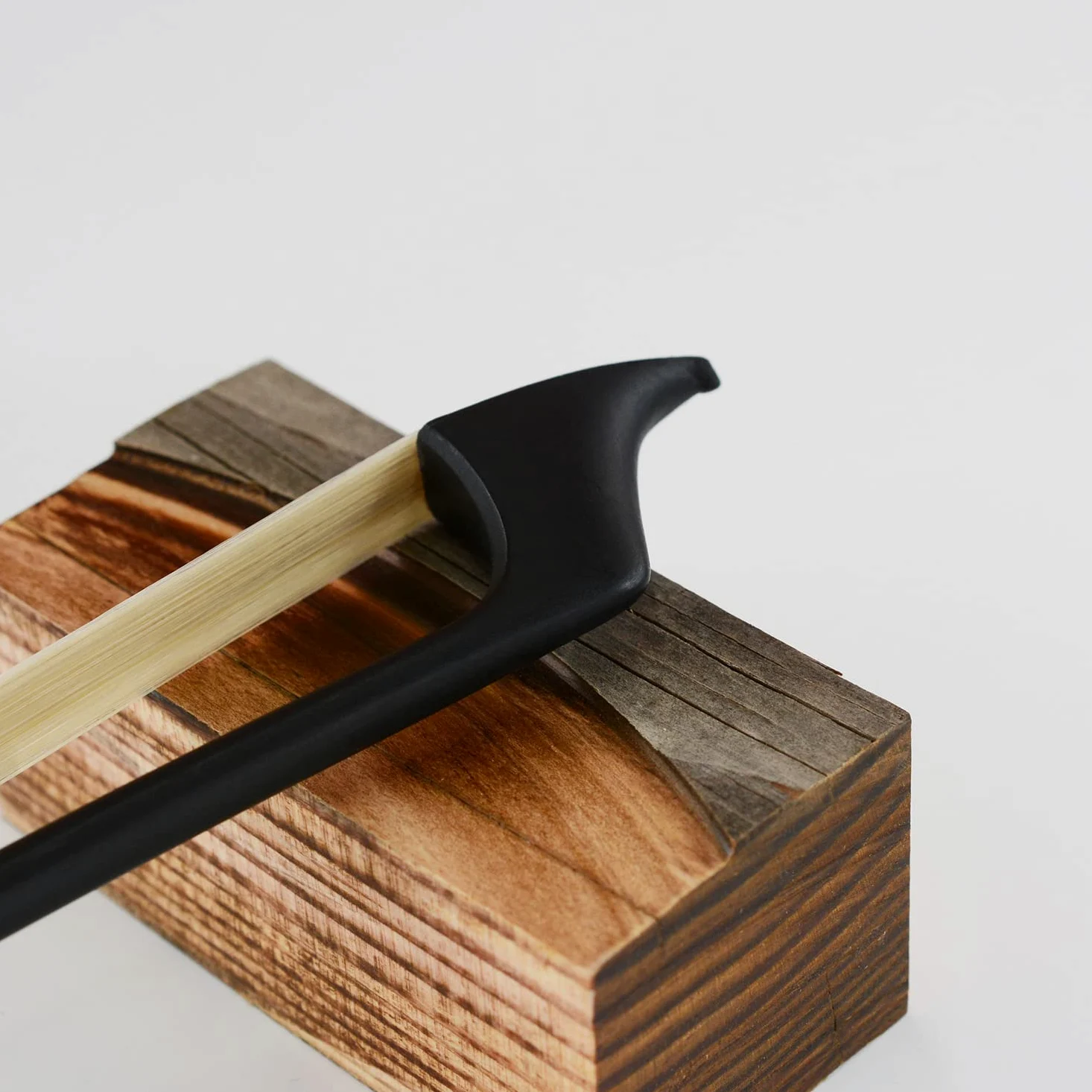 Fiocco per violoncello in fibra di carbonio 4/4, fiocco per violoncello naturale fatto a mano, ben bilanciato con rana in ebano Fleur-de-Lis per tutti i livelli di abilità