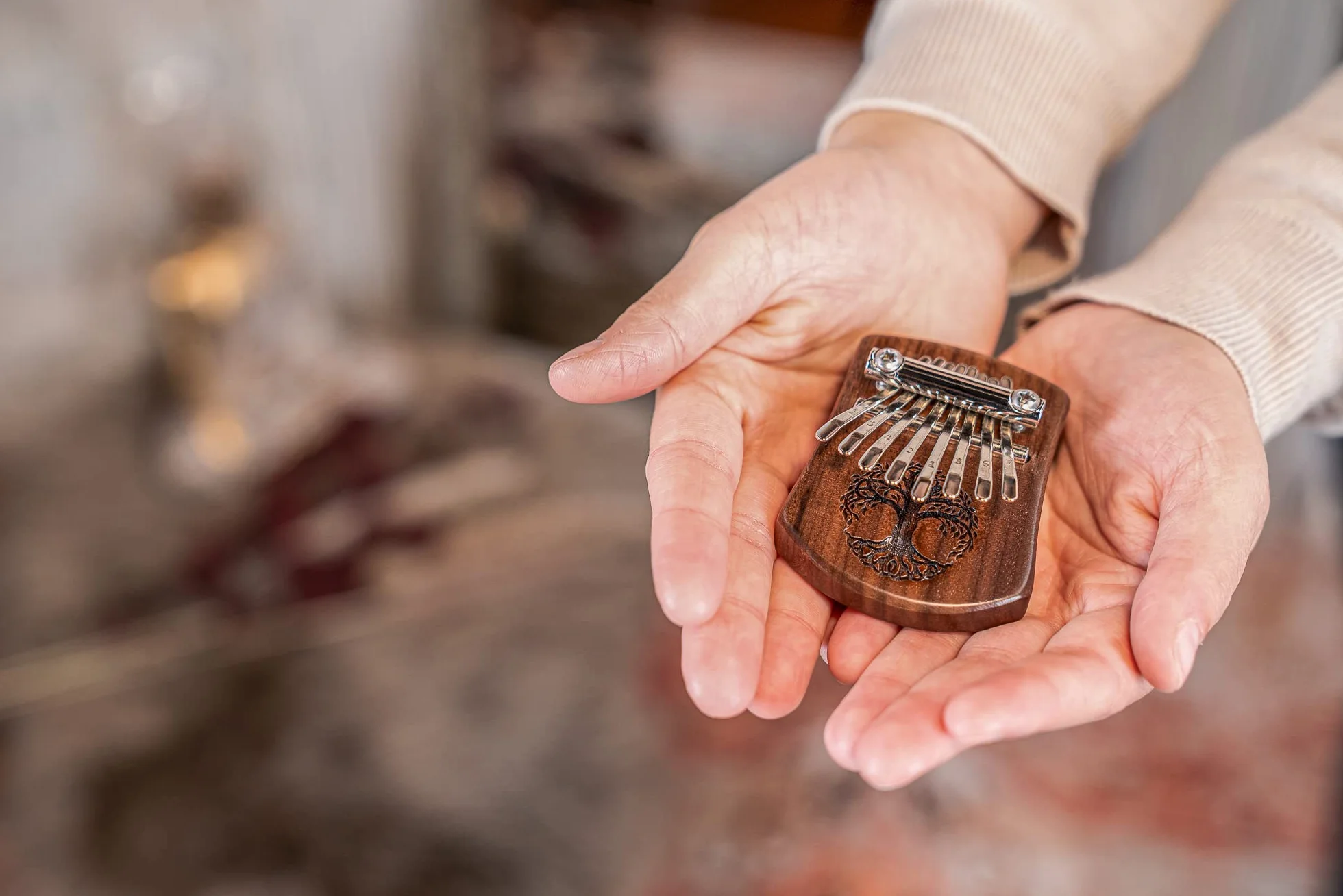 Sonic Energy Solid Body Kalimba – 8 note in C Major – Per Meditazione, Yoga e Percussioni – Legno di Noce Scuro, Tree of Life Relief (KL801TOL)