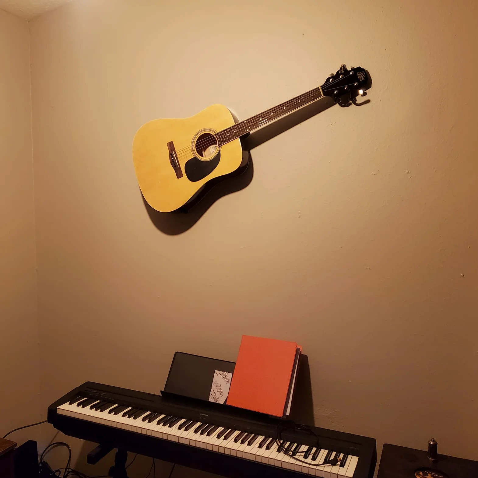 Pmsanzay Supporto orizzontale da parete per chitarra, confezione da 2 ganci da parete per chitarra, con viti, per ukulele, basso, banjo, mandolino