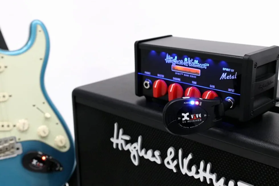 XVIVE U2 - Sistema Wireless Digitale per Chitarra Elettrica Acustica e Basso, Trasmissione in Banda 2,4Ghz, Range di 30m - Fino a 5 Ore di Autonomia, Doppio Cavo USB per Ricarica Incluso, Jack Snodati