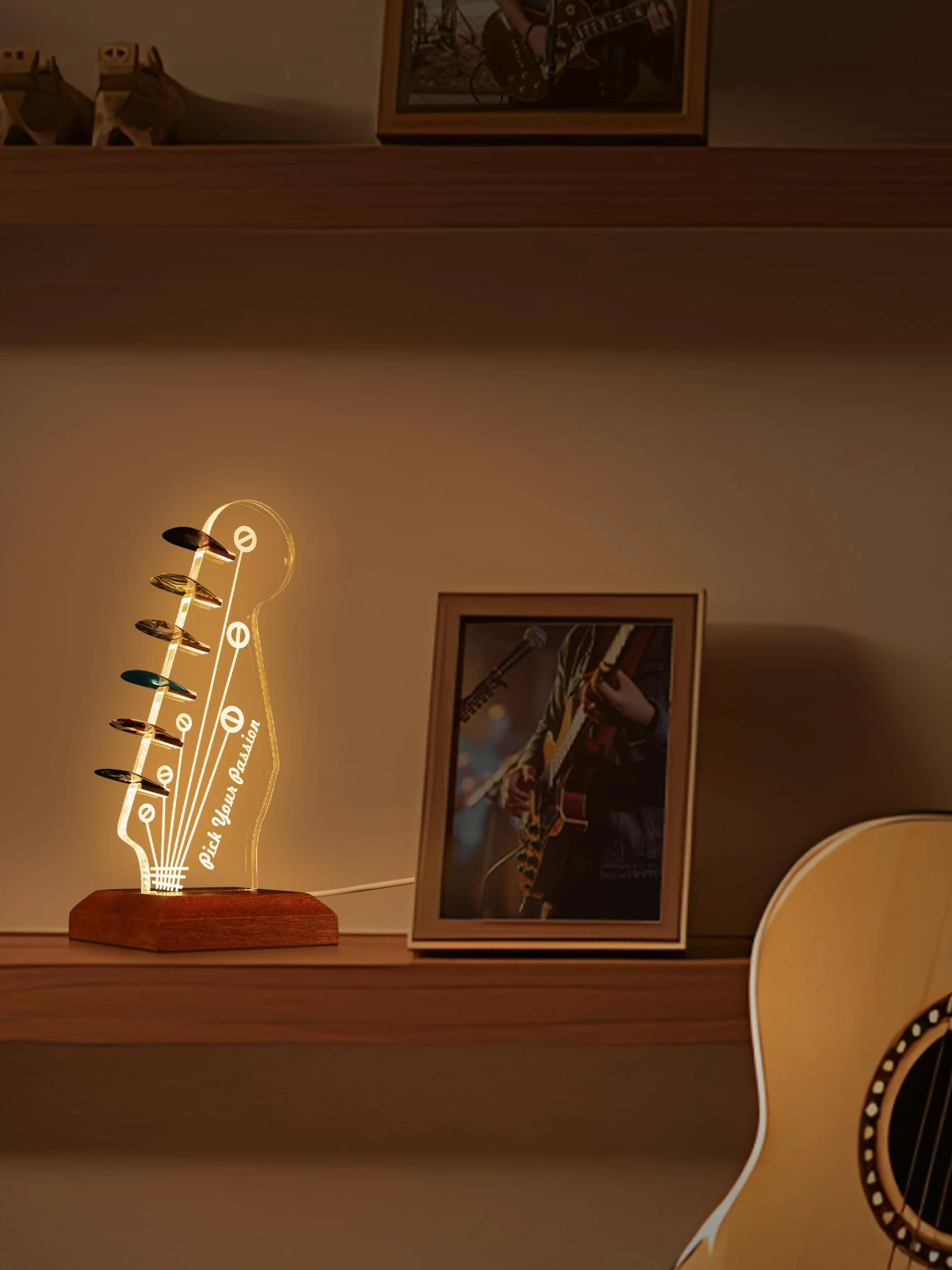 CoolGift Mart Light Up Guitar Pick Holder, acrilico Electric Guitar Headstock a forma di testine di chitarra a Base di legno per la memorizzazione e lo schermo dei plettri, Guitar Accessories Gift