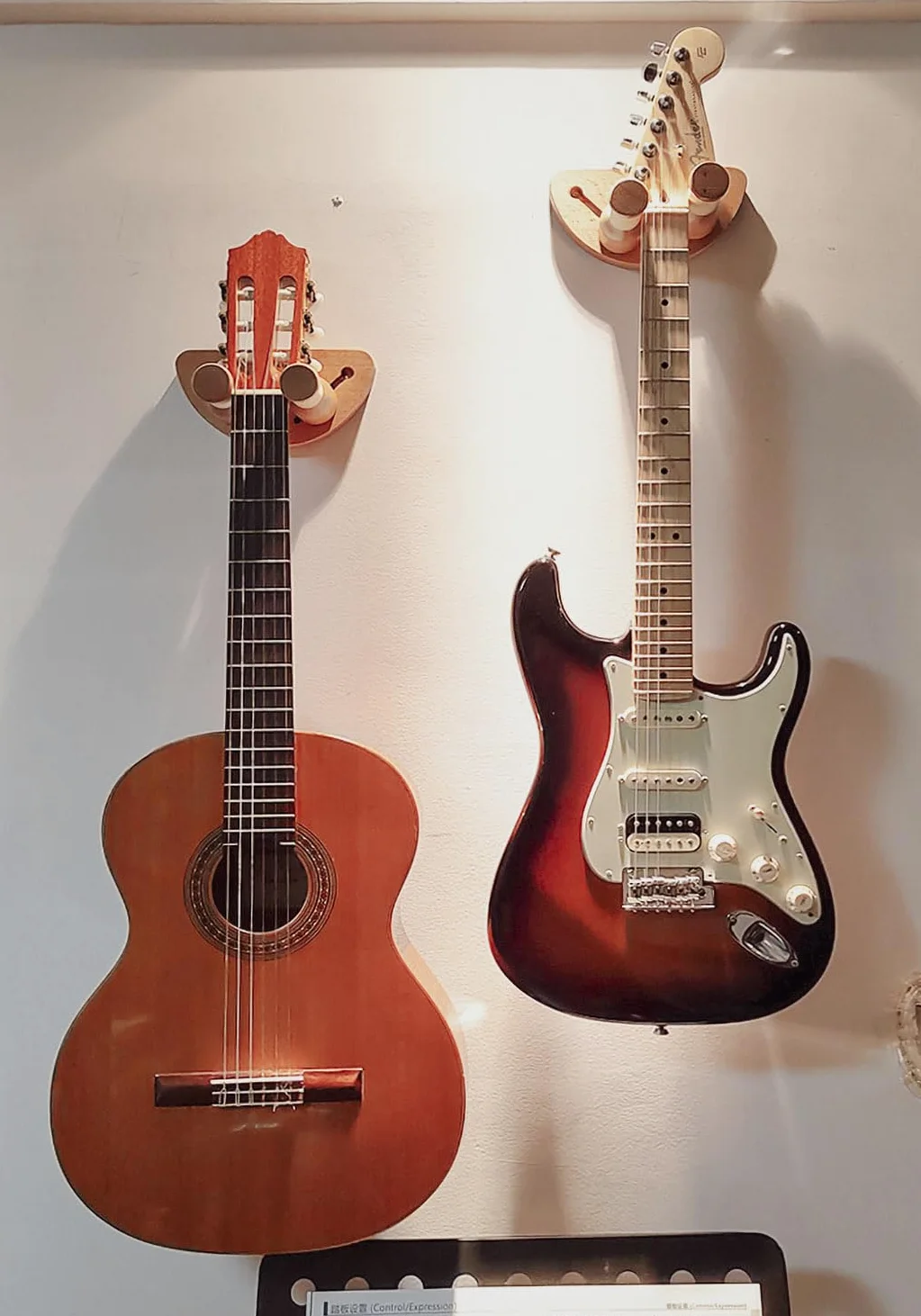 Supporto di Chitarra da Muro, Regolabile Gancio di Legno Supporto da Parete in Legno per Chitarra, Basso, Banjo, Ukulele