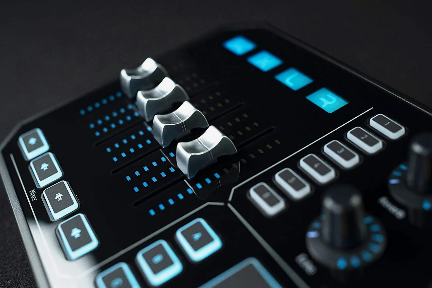 TC Helicon GoXLR Rivoluzionaria piattaforma di trasmissione online con mixer a 4 canali, fader motorizzati, scheda audio ed effetti vocali, ufficialmente supportata su Windows