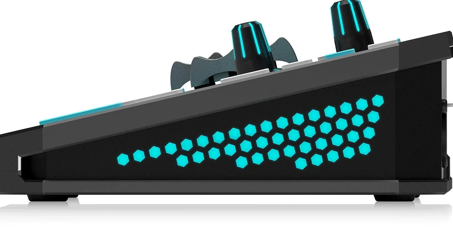 TC Helicon GoXLR Rivoluzionaria piattaforma di trasmissione online con mixer a 4 canali, fader motorizzati, scheda audio ed effetti vocali, ufficialmente supportata su Windows