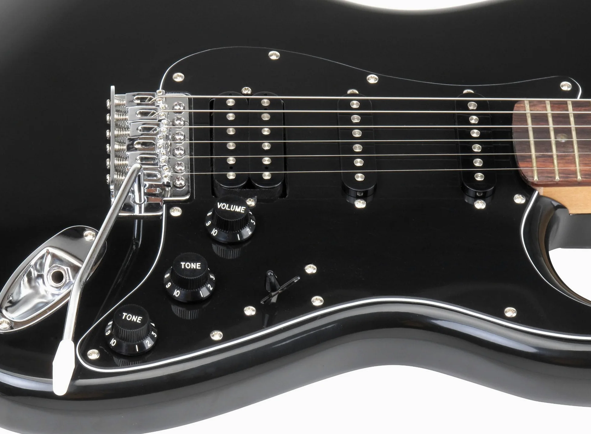 Rocktile Pro ST60-BK Chitarra Elettrica All Black – Corpo in mogano, Humbucker & Single-Coil pickup, incl. cavo per chitarra, leva tremolo & chiave esagonale – Ideale per principianti e avanzati