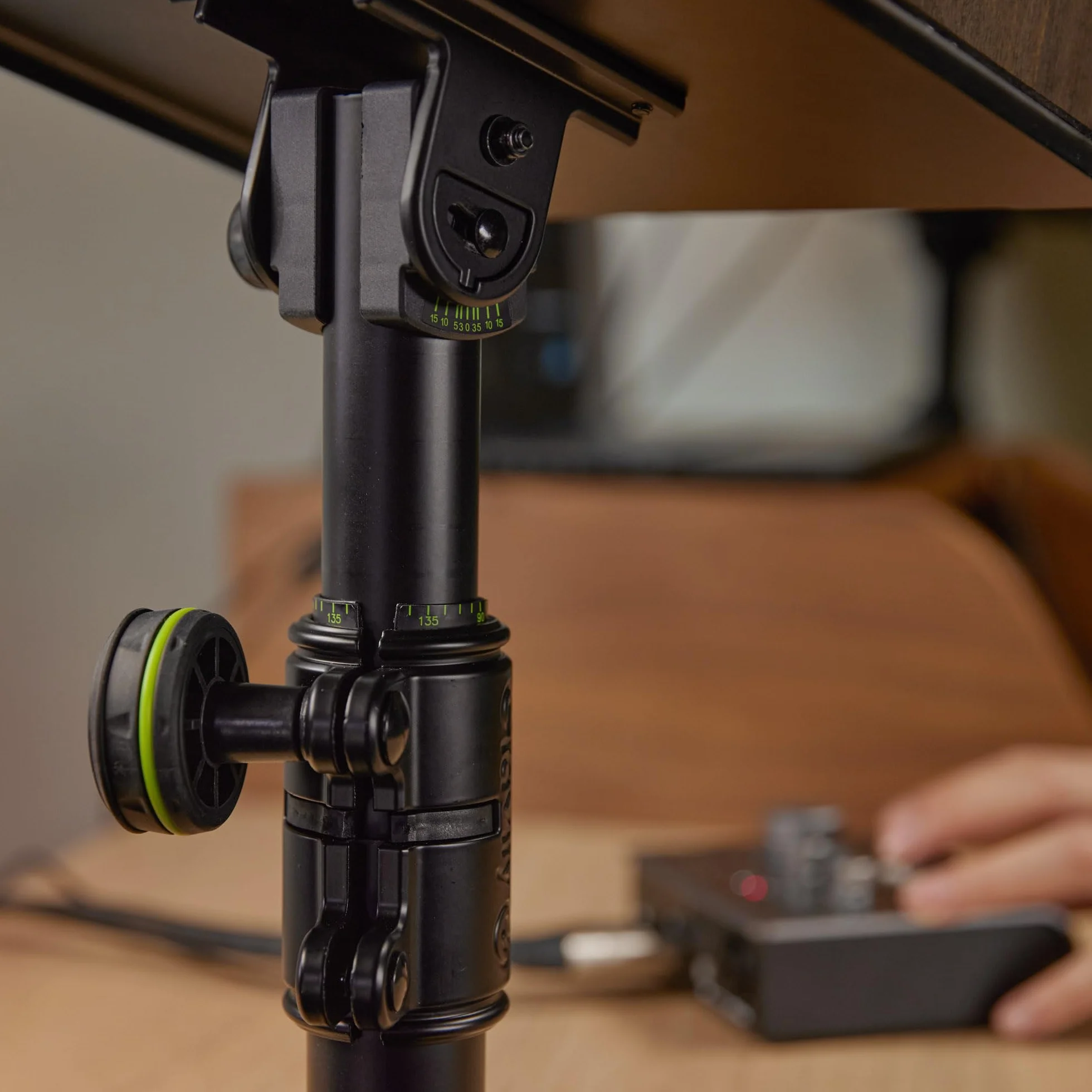 Gravity SP 3102 TM - Supporto flessibile per monitor da studio con morsetto da tavolo, nero