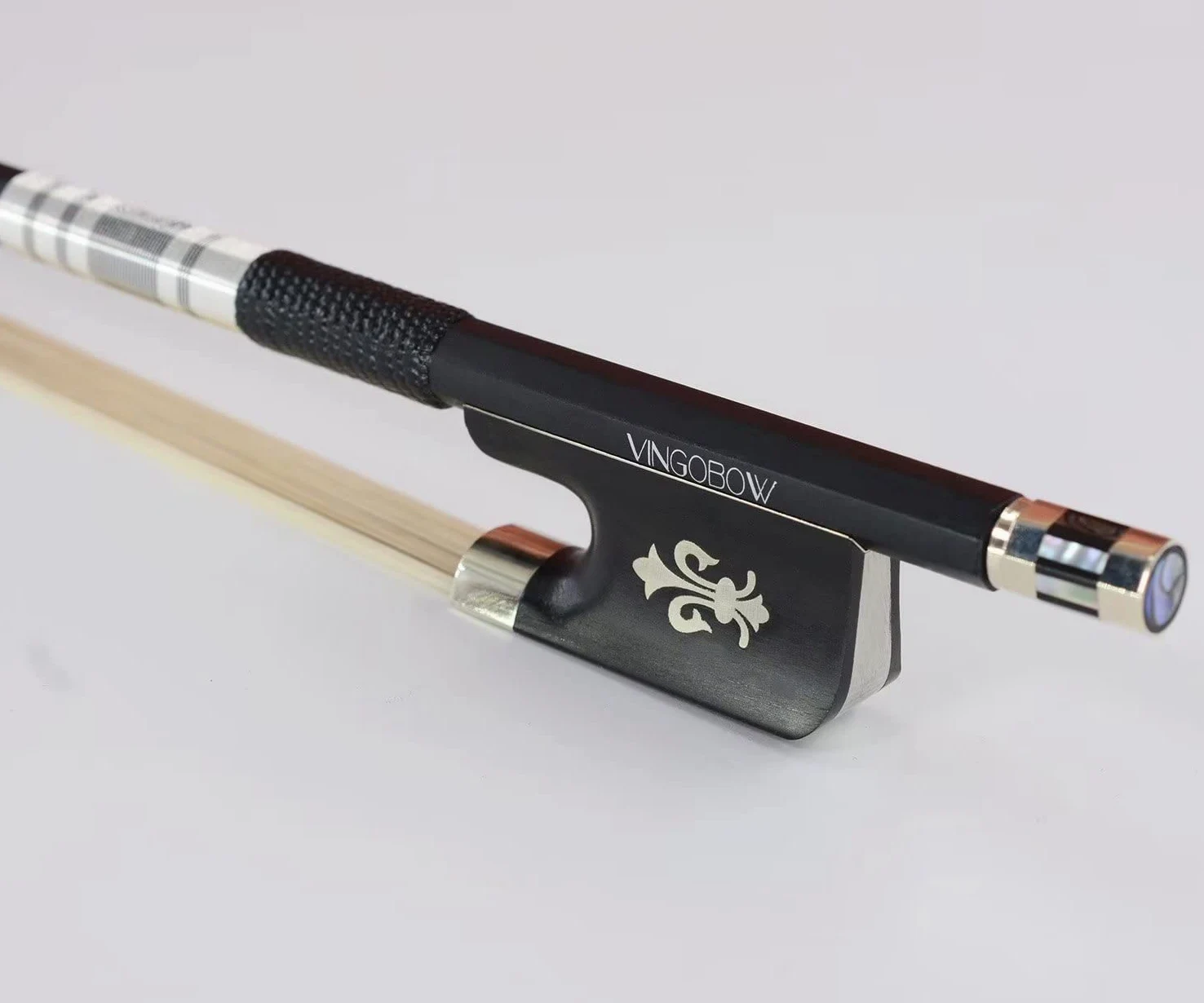 Fiocco per violoncello in fibra di carbonio 4/4, fiocco per violoncello naturale fatto a mano, ben bilanciato con rana in ebano Fleur-de-Lis per tutti i livelli di abilità