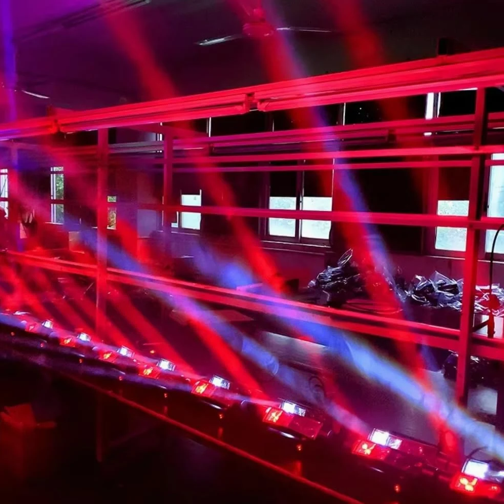 Confezione da 2 faretti Beam Spider Beam 83 Gunner Smoke con LED RGBW e controllo DMX - Luce da festa, luce flash lampadario Proiettore audio automatico per bar, club, discoteche, feste, DJ e