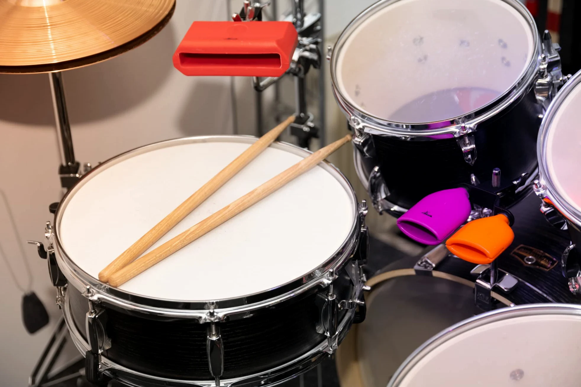 XDrum PB3-VTOG Percussion Block Dual - Due Agogo-Blocks accordati diversamente su un supporto - In plastica indistruttibile - Suono potente e penetrante - Viola/Arancione