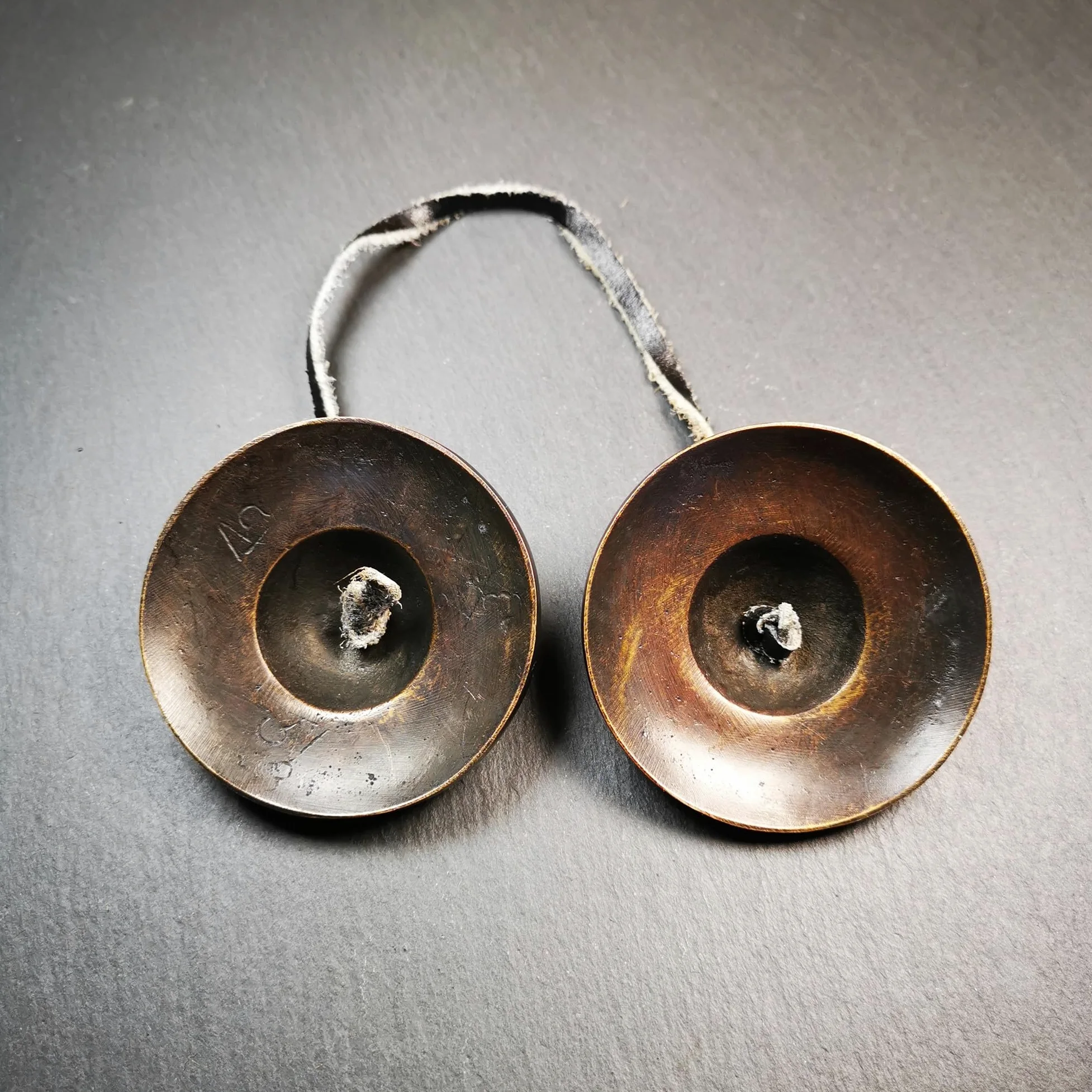 Set di Campane Tibetana Tingsha Tibetano - Cimbali Piatti Piattini da dita Tibetani - Fatti a Mano in Nepal - Ottone, Marrone Liscia, 6,5 cm
