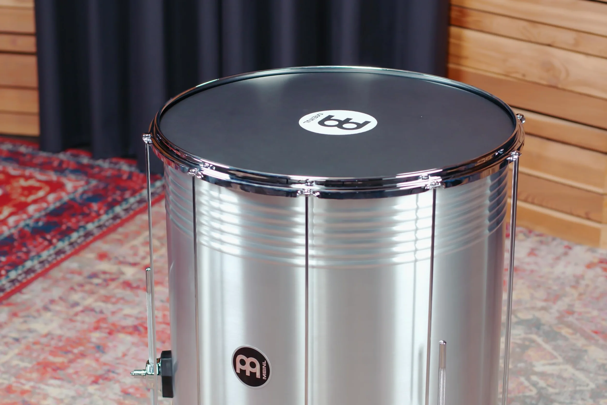 Meinl Percussion Traditional Aluminum Surdo – Tamburo Samba Molto Grande – Altezza Regolabile – 22-Pollici Diametro – 24-Pollici Altezza – Aluminum, Silver (SU22-L)