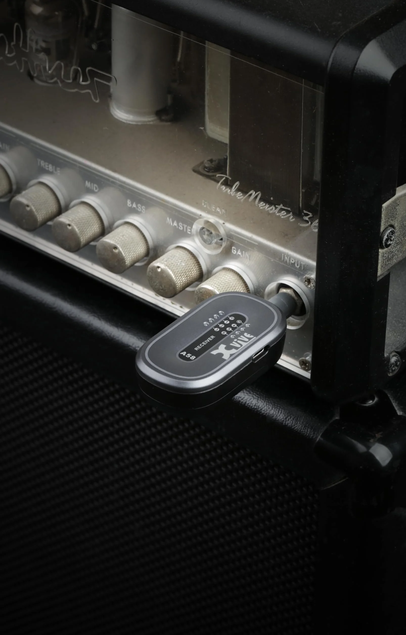 XVIVE A58 - Sistema Wireless Digitale per Chitarra Elettrica Acustica e Basso, Trasmissione in Banda 5,8Ghz - Fino a 5 Ore di Autonomia, Custodia e Doppio Cavo USB per Ricarica Inclusi, Jack Snodati