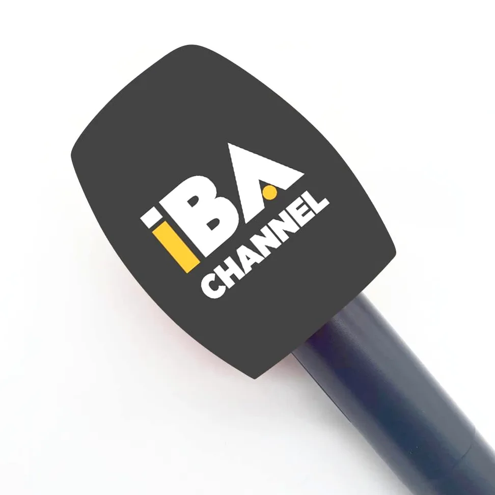 2 Pezzi Logo personalizzato su microfono in schiuma antivento copertura in schiuma per microfono parabrezza con logo stampato per interviste TV, trasmissioni, radio stazioni microfoni (nero)