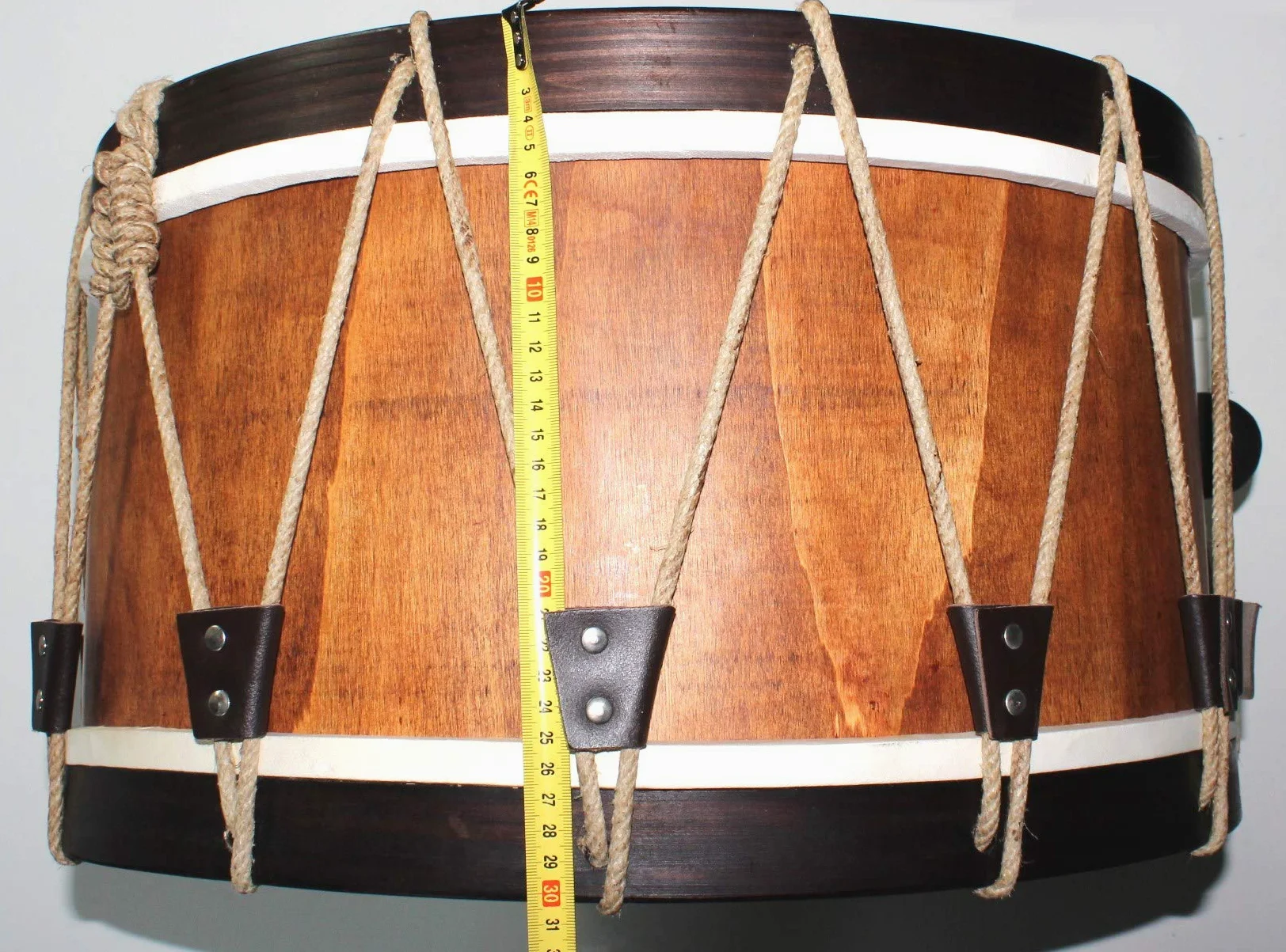 Grancassa galiziana da 50 centimetri in pelle di capra e legno, mazzo battipenna incluso.