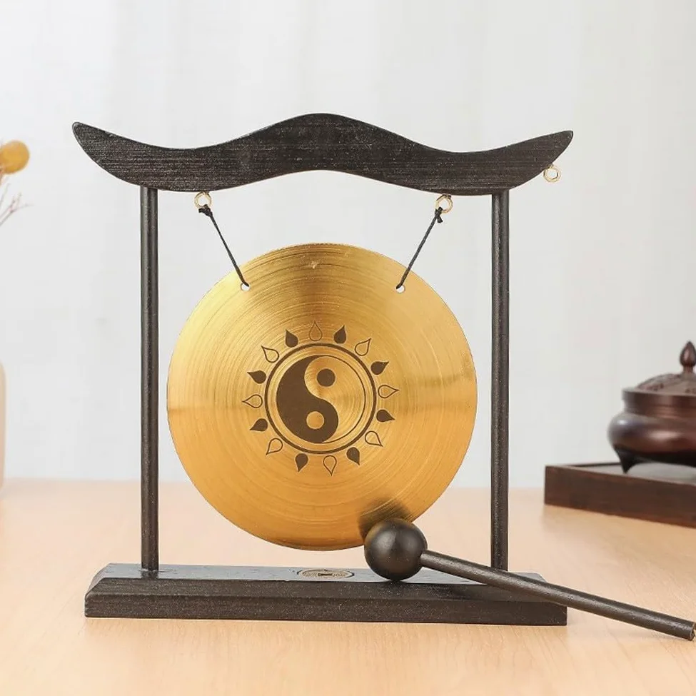 DAZZLEEX Feng Shui Gong in ottone, con base e telaio in legno, disco in rame e martello in legno, per decorazione cinese per la casa e l'ufficio, ornamento decorativo per l'inaugurazione della casa