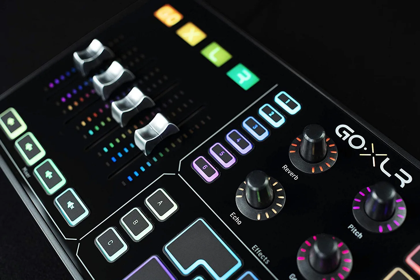 TC Helicon GoXLR Rivoluzionaria piattaforma di trasmissione online con mixer a 4 canali, fader motorizzati, scheda audio ed effetti vocali, ufficialmente supportata su Windows