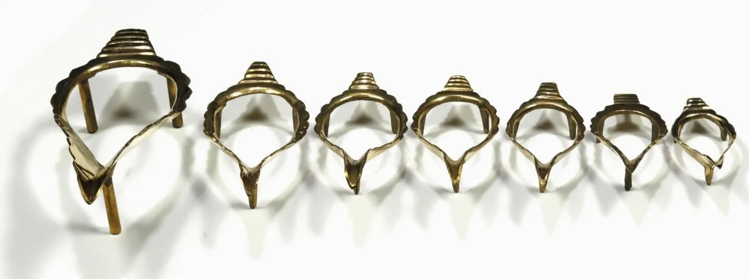 ASHIRWAD Ottone Shankh Stand valampuri Sangu Shankha Dakshinavarti Vamavarti Metallo (Stand-5)