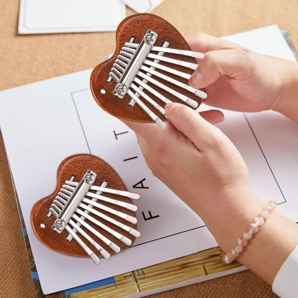 Mini Kalimba a 8 Tasti, Pianoforte per Pollice in Legno Massiccio, Strumenti Musicali Portatili Con Cordino per Bambini, Adulti e Principianti, Forma Cuore