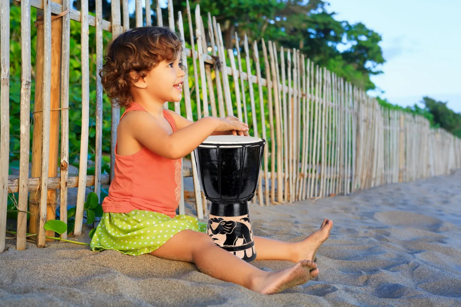 Djembe 20 cm per bambini – Tamburo africano intagliato in legno con pelle naturale – Strumento a percussione educativo – Modello Elefante nero A1