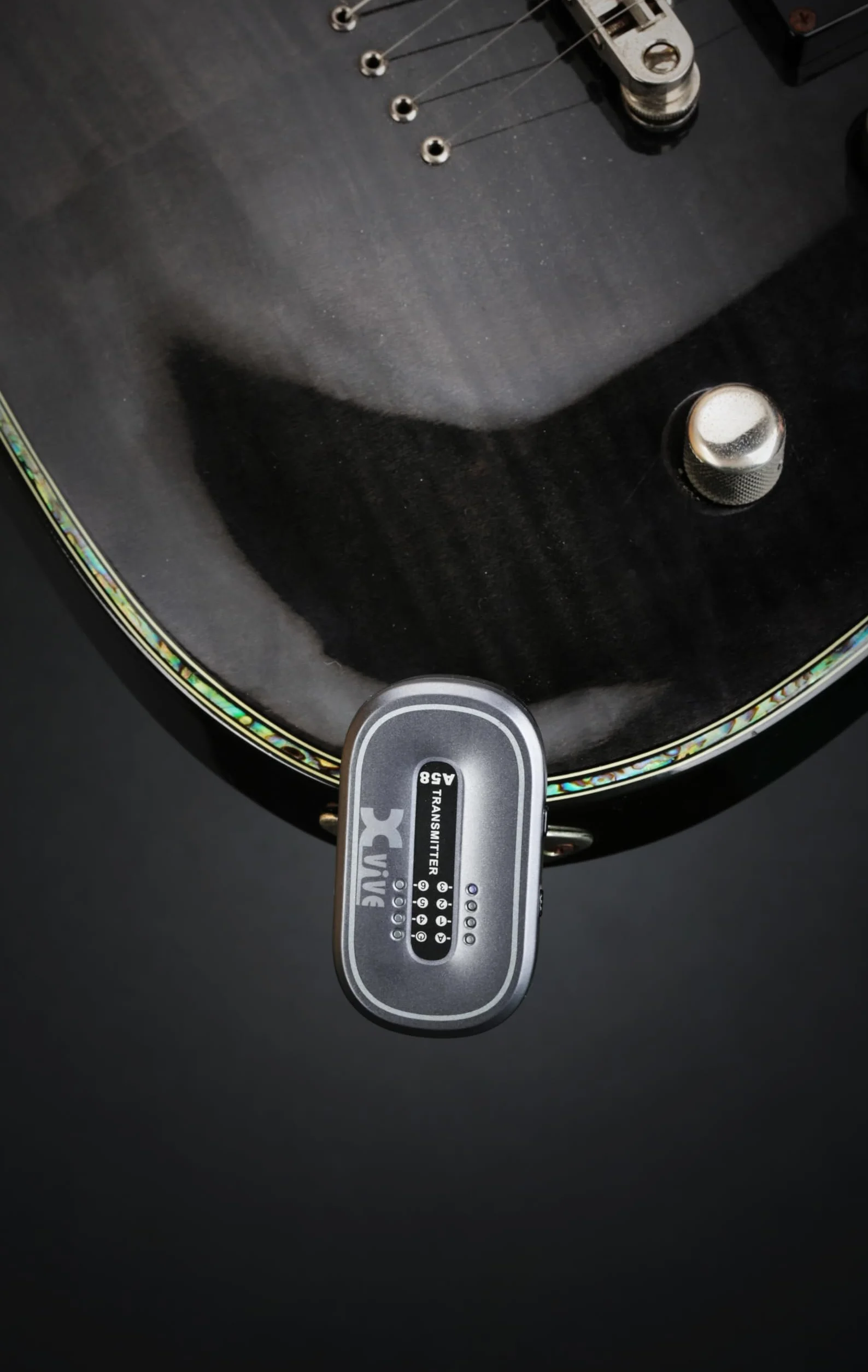 XVIVE A58 - Sistema Wireless Digitale per Chitarra Elettrica Acustica e Basso, Trasmissione in Banda 5,8Ghz - Fino a 5 Ore di Autonomia, Custodia e Doppio Cavo USB per Ricarica Inclusi, Jack Snodati
