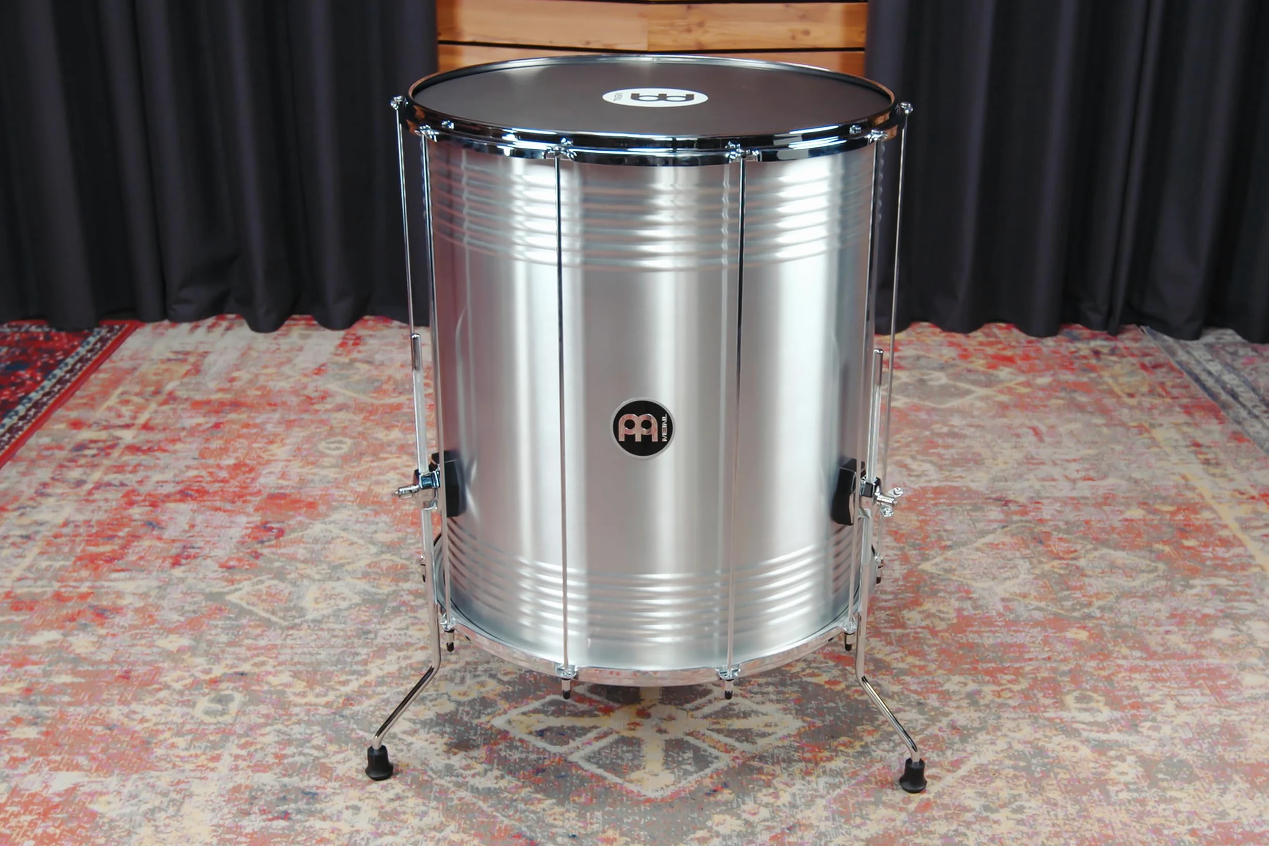 Meinl Percussion Traditional Aluminum Surdo – Tamburo Samba Molto Grande – Altezza Regolabile – 22-Pollici Diametro – 24-Pollici Altezza – Aluminum, Silver (SU22-L)