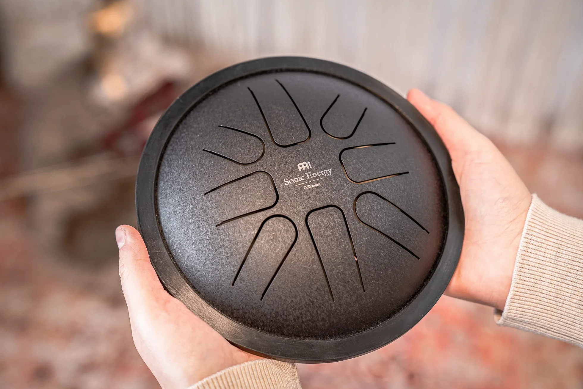 Sonic Energy Steel Tongue Drum – Small Tank Drum da 7 Pollici in F Minore – Strumento in Acciaio Inossidabile per Meditazione, Yoga, Bambini - Include Mallet e Borsa (SSTD1BK)