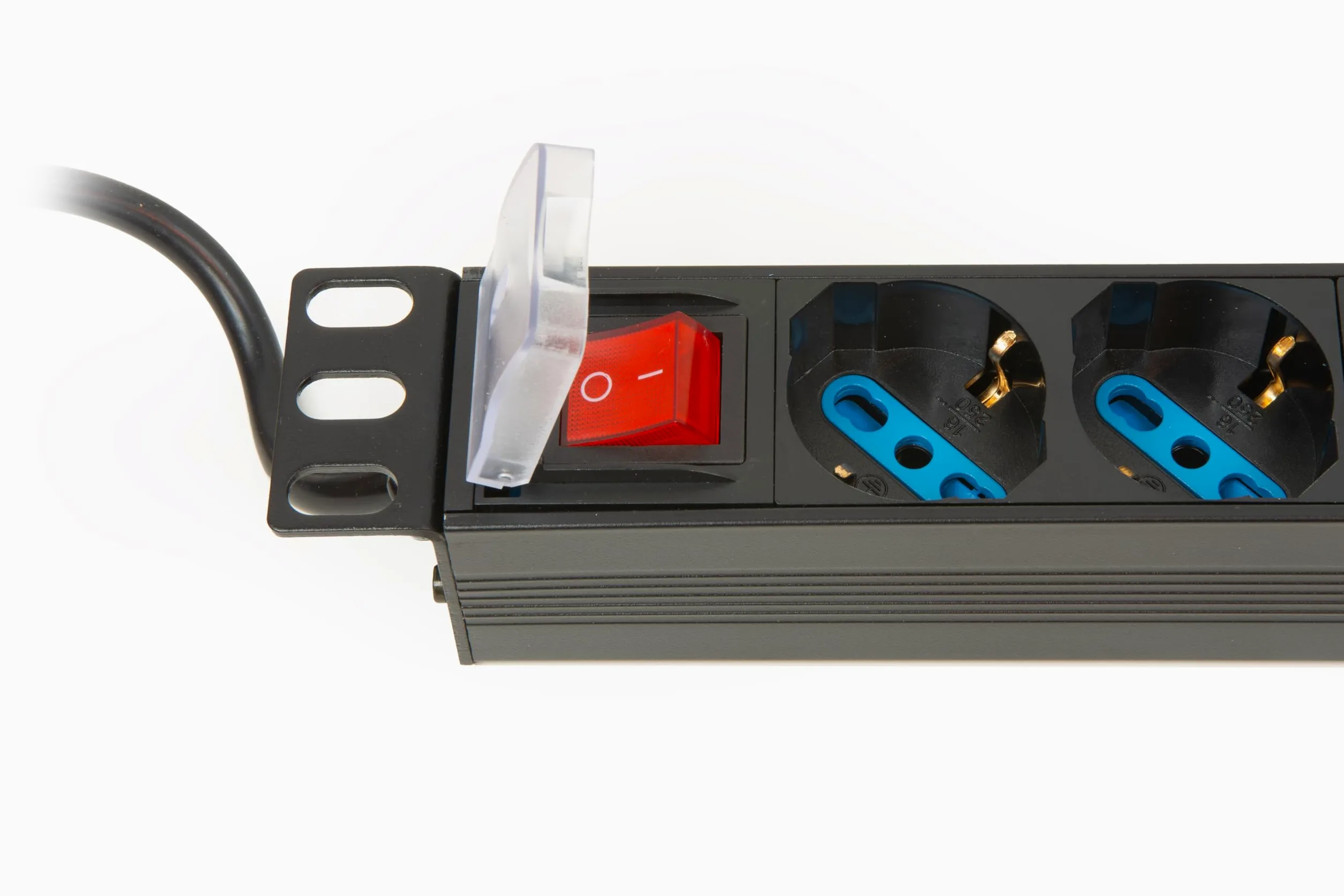 Link multipresa da rack 19" LK10053 con 9 prese universali con interruttore, spina ita. 16A sez. cavo 1,5mm lunghezza 1,75m metallo capacità 3,5KW dimensioni 48,5x4,5x4,5. Alette reversibili.